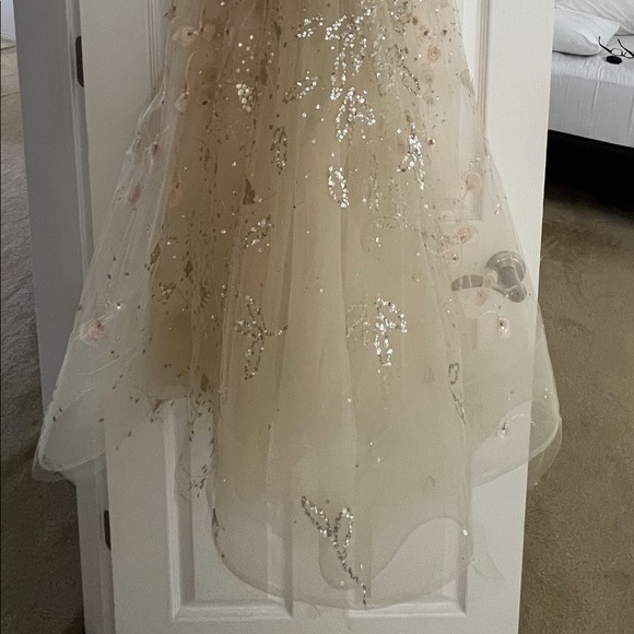 Oscar de La Renta gown - Picture 9 of 10